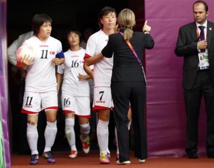 Sự cố này đã khiến các cầu thủ và ban huấn luyện đội tuyển nữ Olympic Triều Tiên rời sân và đi vào phòng thay đồ để phản đối.